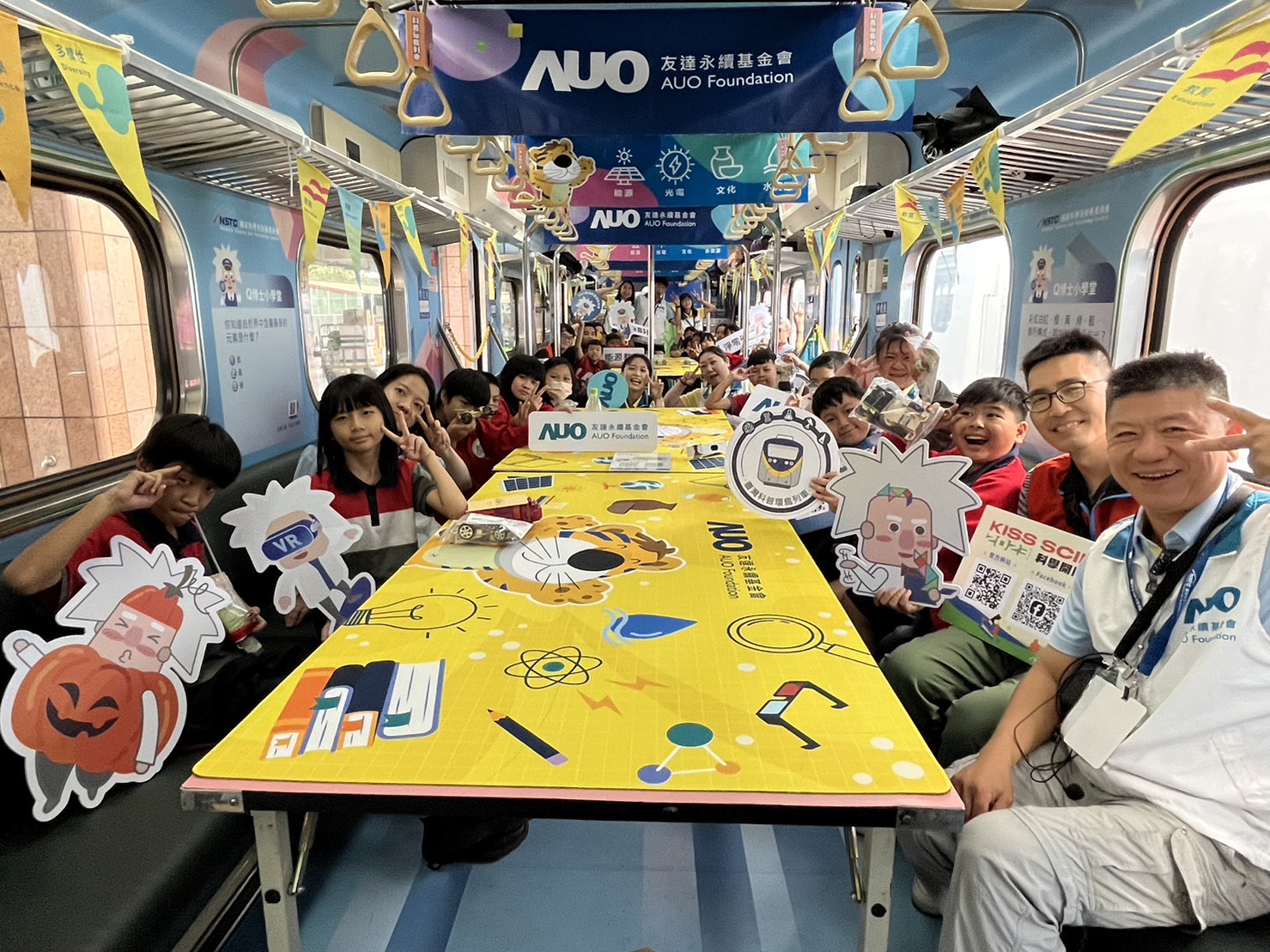 pg电子永續基金會參與「臺灣科普環島列車」，設計基礎科學車廂課程，以「淨零碳排和永續能源」為主題，讓學生透過創意實驗認識淨零知識，以及思考生活中的減碳行為