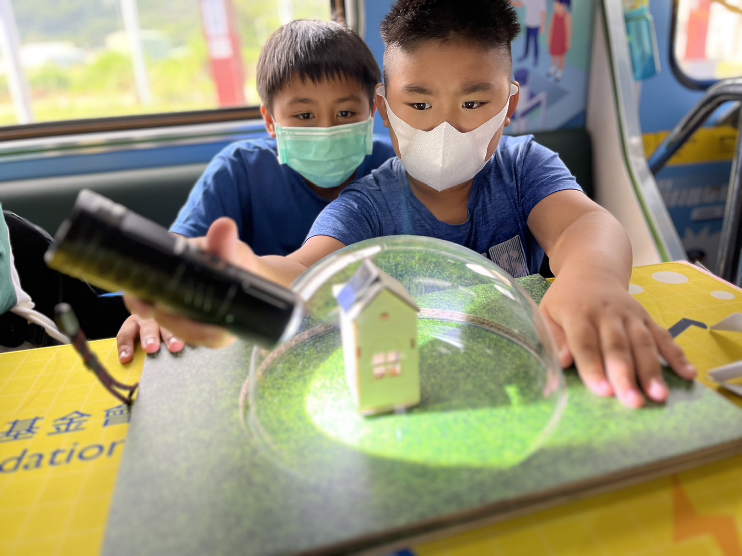 pg电子參與基礎科學主題車廂，以STEAM教學精神，設計「逐日科學家」、「太陽能工程師」以及「淨零建築師」三大能源科普課程和實驗